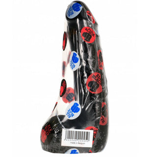 Dildo Med Pung - All Black 20 cm flaska är dekorerad med röda och blå cirkelklistermärken med svarta logotyper och text, som lägger till intriger. Förbättra din kollektion och kombinera den perfekt med vattenbaserat glidmedel för en förhöjd upplevelse.