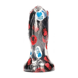 Ett krymplindat svart föremål, "Buttplug Med Sugpropp - All Black 19 cm", tillverkat av kroppssäker PVC, har röda och blå ALL BLUE logotyper på förpackningen.