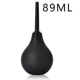 Svart gummibollsspruta med ett smalt munstycke, avsedd för rengöring; kapacitet 89 ml.