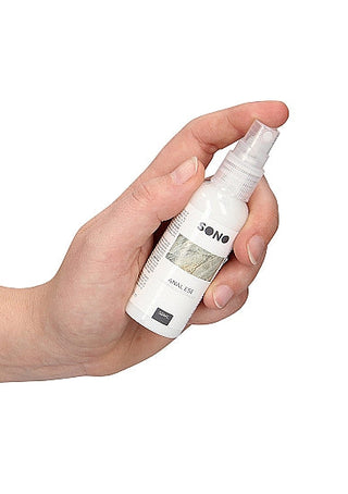 En hand håller en sprayflaska märkt Milt bedövande analgel - 50 ml, märket tydligt mot en vit bakgrund. Perfekt för dem som söker en bekvämare analsexupplevelse, denna innovativa produkt fungerar också som en effektiv analgel.