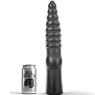 Ett stort svart texturerat föremål, liknande All Black Analdildo, finns bredvid en burk märkt "ALL BLACK" med en knytnävelogotyp.