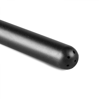 Närbild av Anal Rengöring - Anal Shower Nozzle, en svart trumsticka med fyra små hål i änden, isolerad på en vit bakgrund.