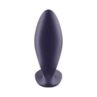 En Satisfyer Power Buttplug Lila/APP, mörklila och ovalformad med en platt bas, står mot en vit bakgrund, vilket tyder på olika vibrationsmönster för förbättrad anal stimulering.