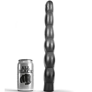 All Black Stor Analplugg, tillverkad av kroppssäkert PVC, står högt och segmenterad bredvid en All Black läskburk, vilket ger en touch av avancerad njutning.