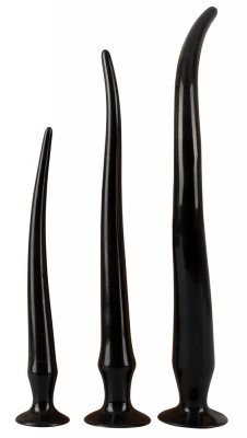 Tre eleganta svarta, svängda avsmalnande stavar av varierande höjd på vit bakgrund, som påminner om Långa Flexibla Buttplug Set.