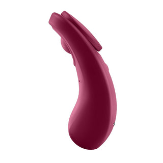 Satisfyer Sexy Secret Trosvibrator har en elegant, röd böjd design med knappar, som erbjuder en sömlös personlig upplevelse mot en vit bakgrund.