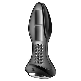 Satisfyer Rotator Plug 2+ är ett elegant, abstrakt format föremål gjord av kroppssäkert silikon i svart, med en strukturerad yta och flera fack.