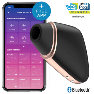 En smartphone som visar en pulsprogram-app finns bredvid den eleganta svart-guld Satisfyer Love Triangle - Lufttrycksvibrator, en app-styrd enhet. Prydd med CES-priser och appikoner representerar den den senaste innovationen inom nöjesteknik.