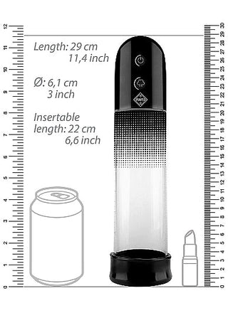 En svartvit bild av ett cylindriskt föremål med mått, placerad bredvid burken och läppstiftsillustrationer för skala, ger en subtil antydan om dess funktion som liknar den hos Automatisk Luv Penispump Svart, med hjälp av vakuumteknik.