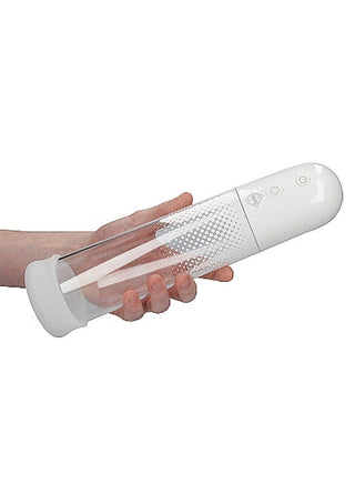 En hand håller en genomskinlig cylindrisk enhet med ett vitt lock, med ett texturerat grepp och kontrollknappar – en innovativ Automatisk Luv Penispump Vit designad för enkelhet och effektivitet.