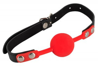 Justerbar Röd Gag - Utan Hål är en snygg svart och röd gagball perfekt för bondage-entusiaster, med en justerbar rem dekorerad med metalldubbar.