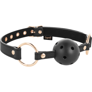 Upptäck dragningskraften hos Coquette Fantasy Ball Gag. Detta svarta lädertillbehör med elegant guldfärgad hårdvara har en perforerad boll och justerbara remmar för en perfekt passform, vilket ger en lockande touch till dina intima stunder.