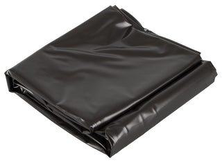 En vikt Latex Lakan sopsäck, tillverkad av glänsande, hållbart material som snygg vinyl, vilar platt mot en vanlig vit bakgrund.