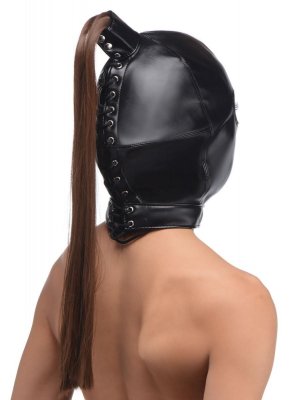 En person ses bakifrån som bär Bondage Mask Med Hår, som visar upp sin eleganta svarta design och den spännande texturen av imiterat läder, kompletterad med en hästsvans.