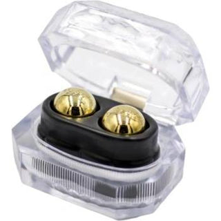 En genomskinlig plastask med två små guldfärgade Klassiska Ben Wa-knipkulor i en svart hållare - perfekt för effektiv bäckenbotten träning.