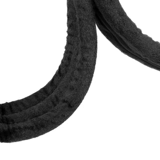 Närbild av ett svart plysch pannband, som föreställer Bedroom Fantasies Sexgunga, med en böjd form mot en vit bakgrund.
