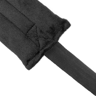 Närbild av en svart tygrem med mjukt, luddigt material och invecklade sömmar – perfekt för att förbättra din Bedroom Fantasies Sexgunga-upplevelse.