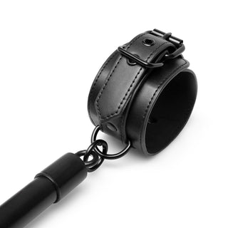 Hogtie i Metall Med Bojor har en handledsmanschett i svart läder som är fäst vid en tvärstång för svin, vilket sömlöst förbättrar dina BDSM-lek-äventyr.