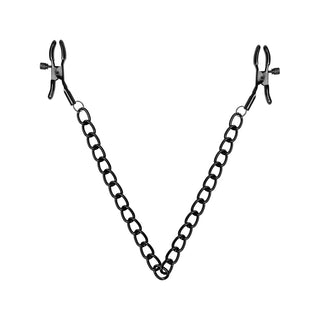 Dessa BDSM kink-inspirerade nippelklämmor med kedja, arrangerade i en slående V-form på en orörd vit bakgrund, erbjuder justerbar spänning för komfort och spänning, perfekt för äventyrliga själar som utforskar nya nöjen.