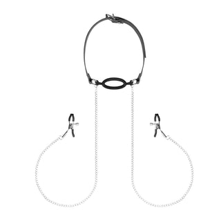 Upplev spänningen med BDSM med Nippel Clamps med Silikon Gagring, en svart läderkrage med en robust metall O-ring och kedjor som leder till två justerbara nippelklämmor.