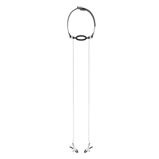 Nipple Clamps med Silikon Gagring" är en choker i svart läder med en metallring, med fästade kedjor och spännen, som påminner om klassiska BDSM-tillbehör, elegant utställd mot en vit bakgrund.