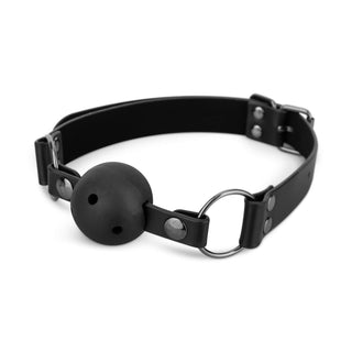 En svart läderkula från Gagball Set 3-Pack har metallspännen, ringar och justerbara remmar för en säker passform.