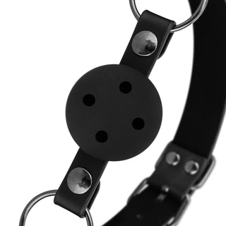Gagball Set 3-Pack har en svart läderrem med en andningsbar svart gag, metallringar och justerbara remmar för en perfekt passform, perfekt för BDSM-entusiaster.