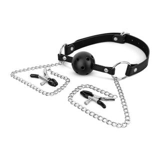 Ballgag med Nipple Clamps Svart, en svart bollgag med läderremmar och metallkedjor fästa på nippelklämmor, visas på en vit bakgrund.