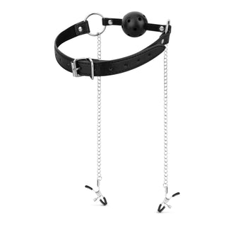 Utforska tjusningen med "Ballgag med Nipple Clamps Svart" - en svart läderkula med justerbara remmar och bifogade kedja nippelklämmor, som blandar elegans med vågad återhållsamhet.