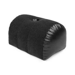 Uppblåsbar Ridkudde Svart är en svart, rektangulär kudde med blanka sidor och ett litet övre hål, ergonomiskt utformad för optimal komfort.