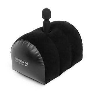 Uppblåsbar Ridkudde Svart är en svart uppblåsbar enhet med ergonomisk design och ett litet fäste ovanpå.