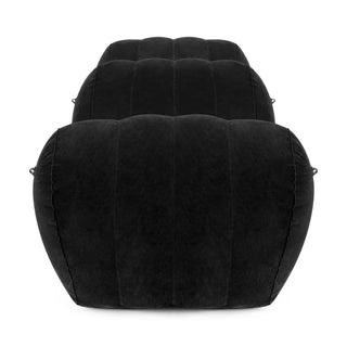 Uppblåsbaren The Lounge Sexkudde har två stora svarta, quiltade kuddar i rad, har en ergonomisk design med mjukt plyschtyg, subtila horisontella sömmar, rundad skrymmande form och handtag för sidoöglor för praktiska ändamål.