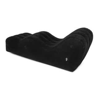 Uppblåsbaren The Lounge Sexkudde är en svart, sammetsklädd fåtölj med vågliknande ergonomisk design. Den har vadderade segment för komfort och subtila knappaccenter för extra stil.