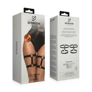 Vi presenterar Bedroom Fantasies Lår Harness, ett lårstödsset tillverkat av slitstarkt PU-läder. Detta utsökta set visar upp en lockande design med justerbara remmar för en anpassad passform och ultimat komfort.