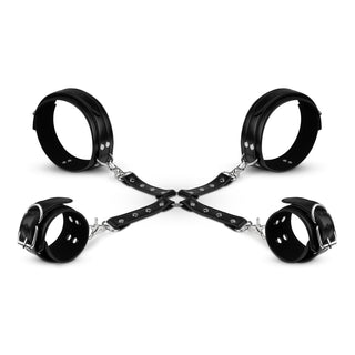 Cuffs & Hogtie Set innehåller svart läder handleds- och fotledsskydd sammanlänkade av robusta metallkedjor i X-form, tillverkade av slitstark PVC och PU-läder. Dessa justerbara manschetter erbjuder en säker men ändå bekväm passform.