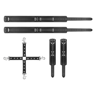 Cuffs & Hogtie-setet är tillverkat av slitstarkt PVC- och PU-läder, med justerbar manschetter som visas elegant på en vit bakgrund.