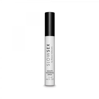 En vit cylindrisk flaska med svart lock, märkt Bijoux Indiscrets - Ökar Saliv, 13 ml (0,44 FL OZ), förstärker oralsex med en citrussmak som stimulerar salivproduktionen.
