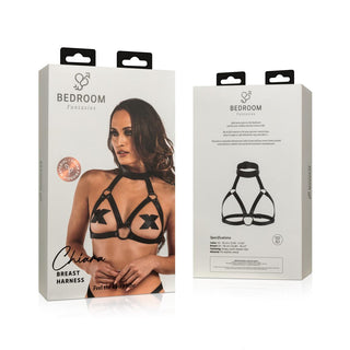 Chiara Bondage Harness från Bedroom Fantasies är tillverkad av hållbart konstläder. Dess förpackningsframsida har en modell som bär den eleganta selen, och baksidan erbjuder detaljer för att förbättra din BDSM-upplevelser.