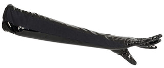 Långa Vinylhandskar är blanksvarta operahandskar som sträcker sig över armbågen för en sensuell look, utställd på en vanlig vit bakgrund.