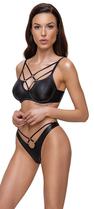 En kvinna modellerar Bh & Trosa Lingerie Set, en svart ensemble med remmar, som står förföriskt mot en vit bakgrund.