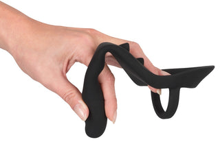 En hand visar Ring & Plug Black Velvets, en elegant svart silikonskyddsanordning med öglor och en spetsig ände, som förkroppsligar lyxen med Black Velvets-tillbehör.
