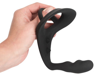 En hand håller graciöst en Ring & Plug Black Velvets prostatamassager i silikon, med en ergonomisk design med ett bekvämt öglehandtag, som symboliserar blandningen av stil och komfort.