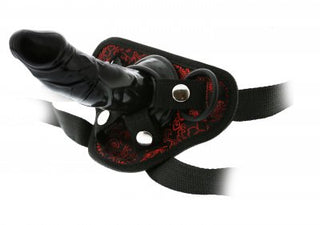 Blaze deluxe Strap-on har en svart dildo med utsmyckade röda detaljer vid basen och justerbara svarta seleband, som erbjuder en komplett strap-on set-upplevelse.
