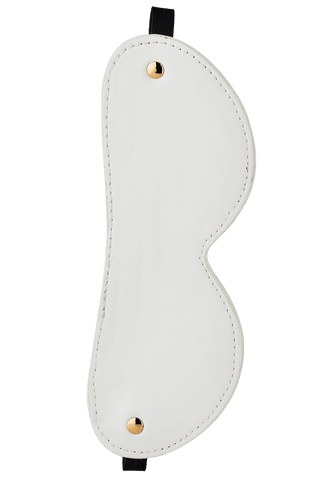 Blaze Elite Ögonmask visar upp vita konstläder med guldiga metalldetaljer och ett svart elastiskt band för extra elegans.