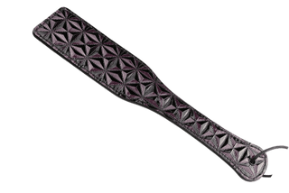 Upptäck Blaze Luxury Lila Paddel, designad med ett snyggt präglat geometriskt mönster och en praktisk handledsrem. Perfekt för fans av BDSM-redskap, denna läderlook-paddel kombinerar elegans med praktiska funktioner för din samling.
