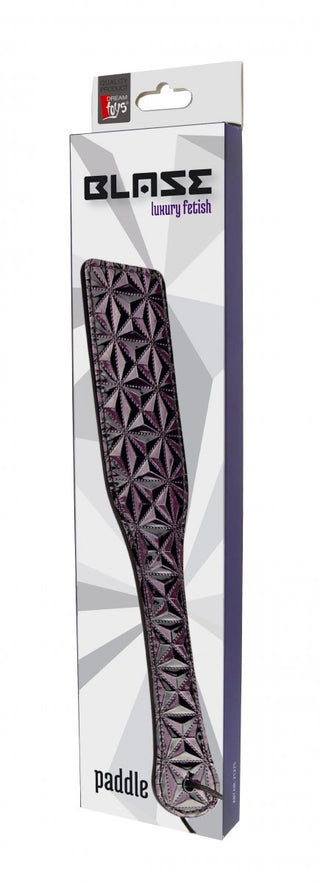Blaze Luxury Lila Paddel, prydd med ett geometriskt mönster, fångar elegant essensen av BDSM och är ett utsökt tillägg för dem som uppskattar överflöd i sina intima stunder.