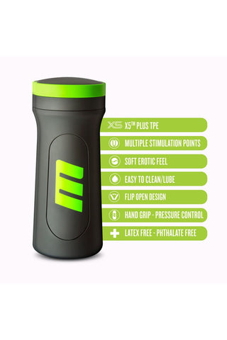 M For Men Stroker har en elegant svart och grön cylindrisk design med ergonomiska funktioner för en mjuk touch, enkel rengöring och bekvämt grepp. Det är också latexfritt för ökad säkerhet.