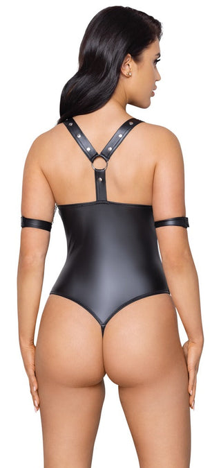 En person modellerar Sexig Svart Body, en bodysuit i svart läderlook med en halsringning med remdetaljer på övre delen av ryggen och armarna, vända bort från kameran mot en vanlig vit bakgrund.