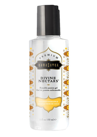KamaSutra Divine Nectars Bodyglide i kokosananassmak erbjuder en sensuell upplevelse i en 150 ml klar flaska prydd med guld och svarta accenter. Perfekt för att förstärka intima stunder, den ger en kyssbar touch till ditt förspel.