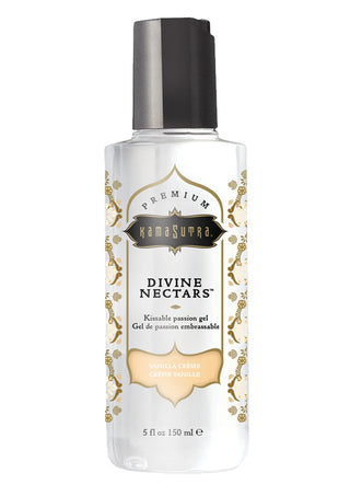 En 150 ml flaska Divine Nectars Bodyglide, perfekt för sensuellt förspel, i vaniljcrème-smak. Den genomskinliga flaskan med guld och vit design rymmer en kyssbar överseende produkt.